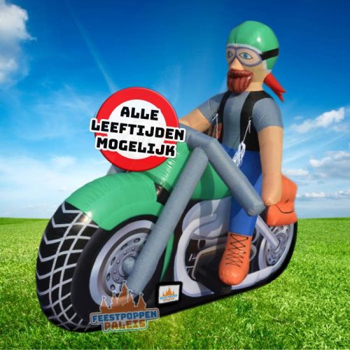 Maak je jubileum of verjaardag compleet met deze feestpop van een jarige man op een motor! Perfect voor alle leeftijden, deze opblaasfiguur voegt een stoere en vrolijke sfeer toe aan je evenement. Ideaal voor een unieke en leuke touch bij je feest!