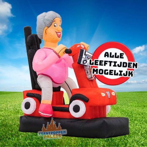 Verras de jarige met deze hilarische vrouw op scootmobiel opblaaspop! Speciaal voor binnengebruik met interne verlichting, ideaal voor kantoor of woonkamer. Binnen enkele minuten opgezet en geschikt voor alle leeftijden en jubilea.