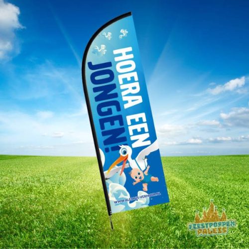 Blauwe feestvlag met de tekst "HOERA EEN JONGEN!" in witte en blauwe letters, versierd met een ooievaar die een baby draagt.