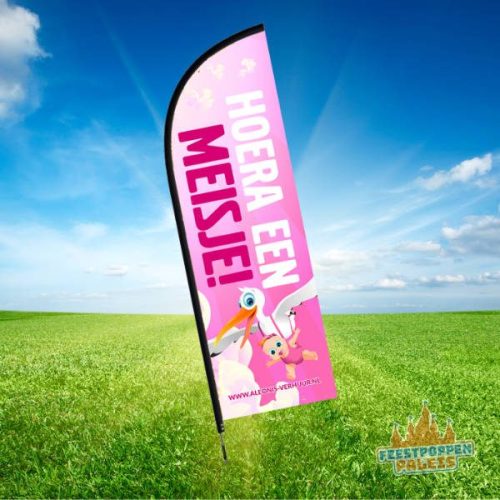 Roze feestvlag met de tekst "HOERA EEN MEISJE!" in witte en roze letters, versierd met een ooievaar die een baby draagt.