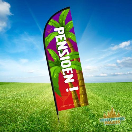Feestelijke pensioen vlag met tropisch design en de tekst "PENSIOEN!" in witte letters, omgeven door groene palmbladeren op een kleurrijke achtergrond.