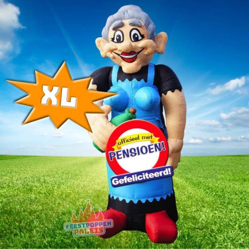 Opvallende opblaasbare XL vrouw van 4,5 meter hoog met een wijnfles in haar hand. Een feestelijke blikvanger voor het pensioenfeest van een wijnliefhebster. Perfect om de pensionada in het zonnetje te zetten met een knipoog naar haar favoriete drankje.