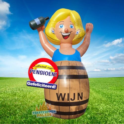 Originele opblaasfiguur van een pikante vrouw, ideaal als feestelijke verrassing voor een pensioenfeest. Deze opvallende pop zorgt voor een onvergetelijke entree en veel bekijks.