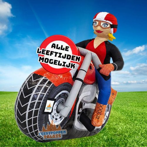 Racend naar haar volgende levensjaar! Deze stoere opblaasbare motorrijdster van 2,5 meter hoog maakt van elk jubileum een onvergetelijk spektakel. Perfect voor de motorliefhebster die haar verjaardag met volle gas wil vieren!