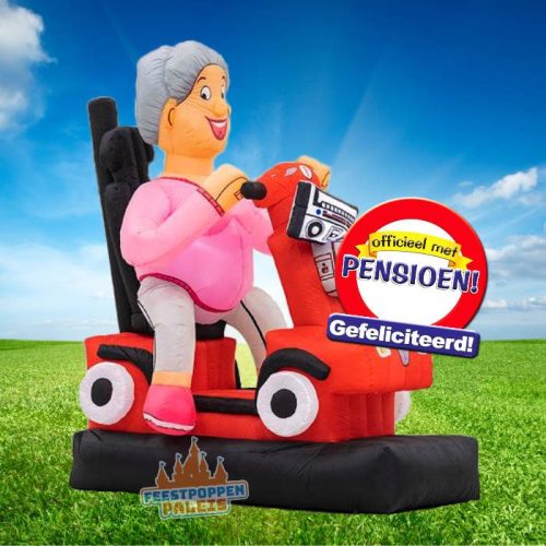 Vrolijke opblaasfiguur van een vrouw op scootmobiel, ideaal als originele verrassing voor een pensioenfeest in huis, op kantoor of in de entree.