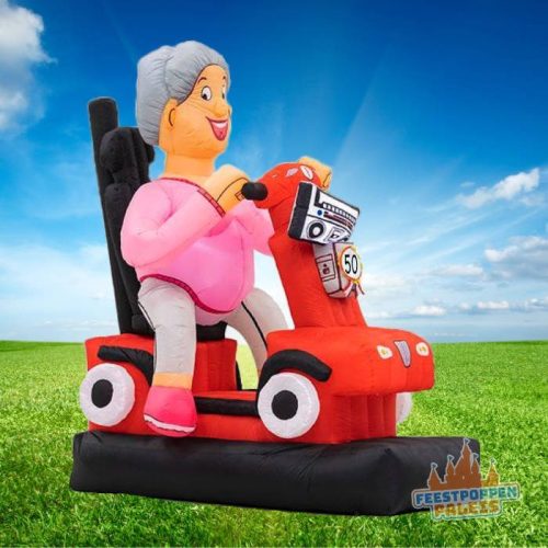 Sarah op scootmobiel feestpop voor binnen - linkerzijde